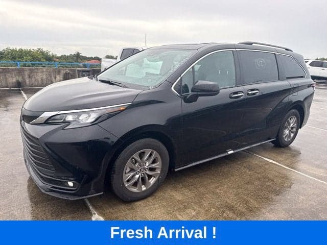 2026 Toyota Sienna XLE — photo 1 of 37