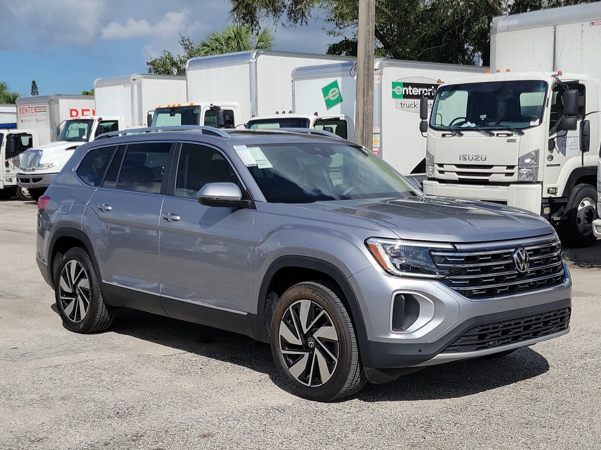 2024 Volkswagen Atlas 2.0T SEL — photo 1 of 40