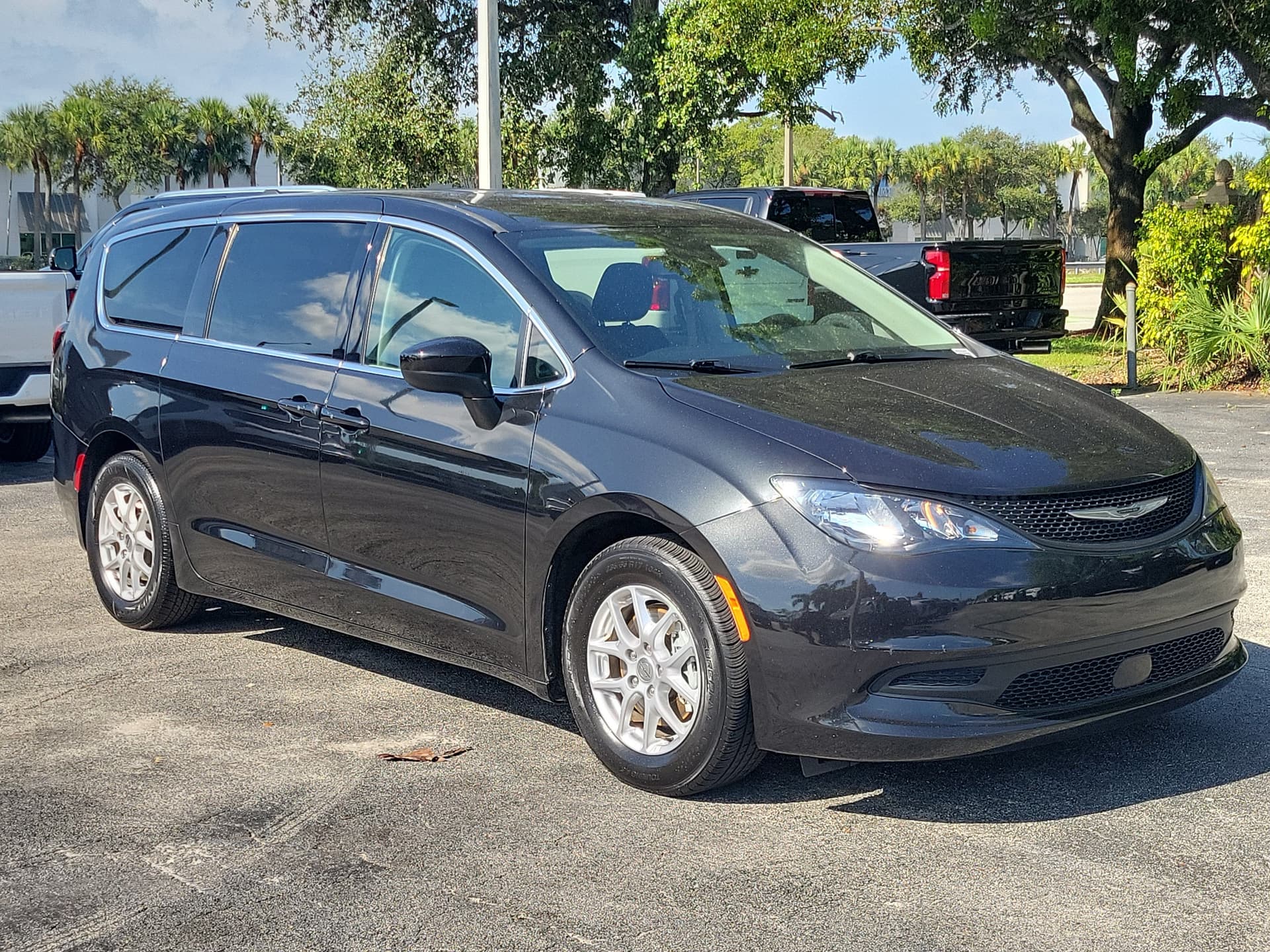 2023 Chrysler Voyager LX — photo 1 of 18