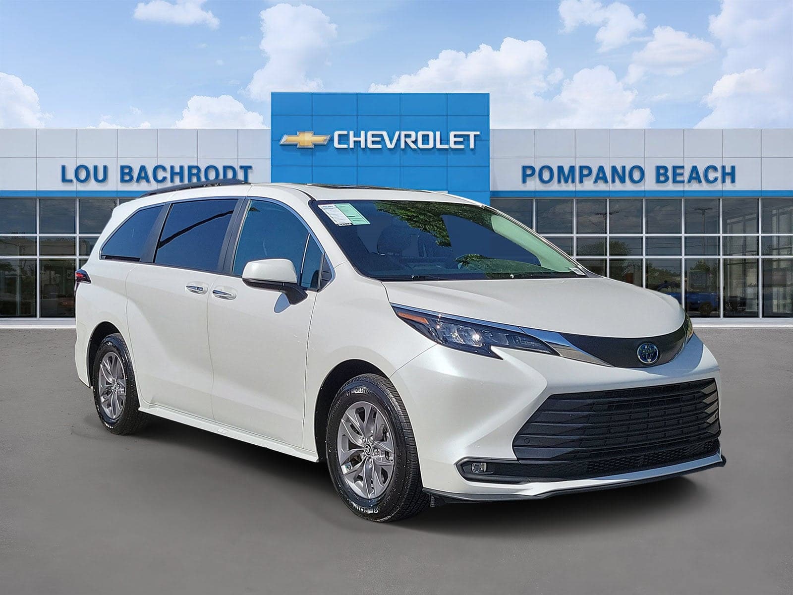 2025 Toyota Sienna XLE — photo 1 of 32