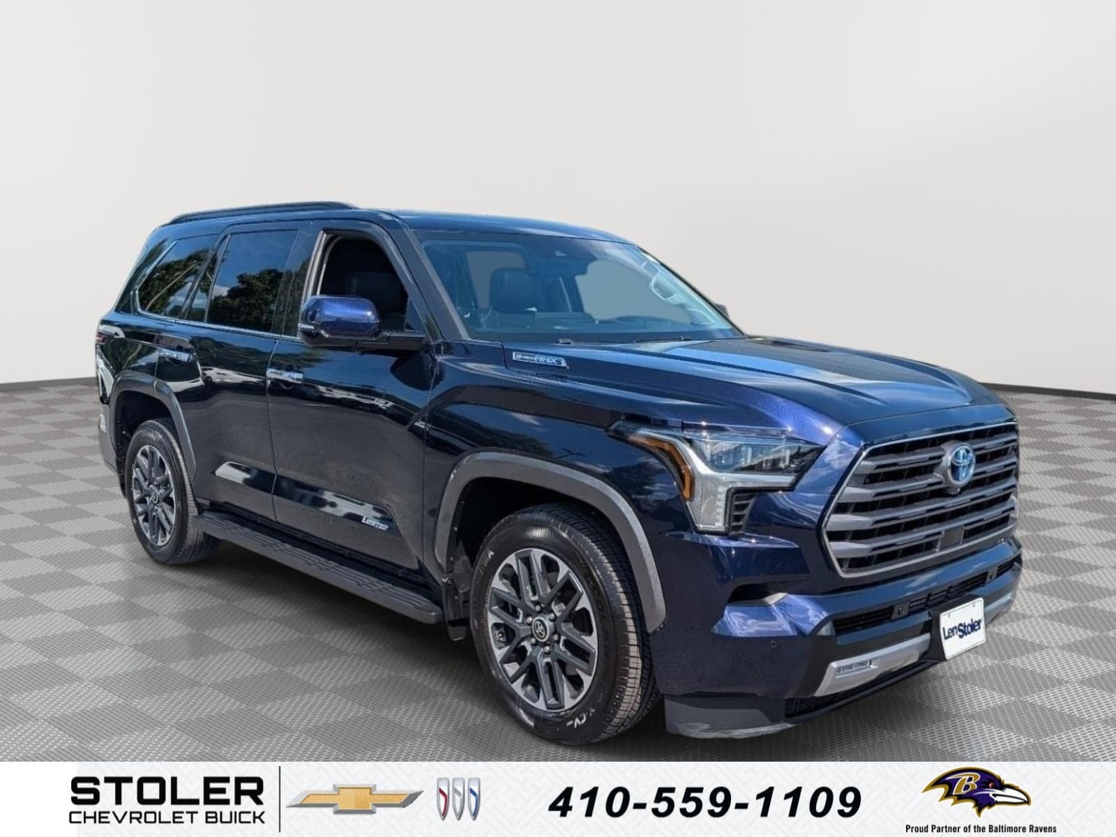 2023 Toyota Sequoia SR5 — photo 1 of 32