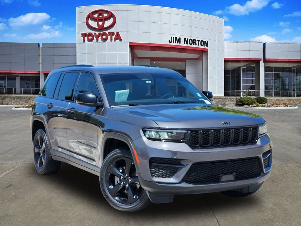 2023 Jeep Grand Cherokee Altitude — photo 1 of 32