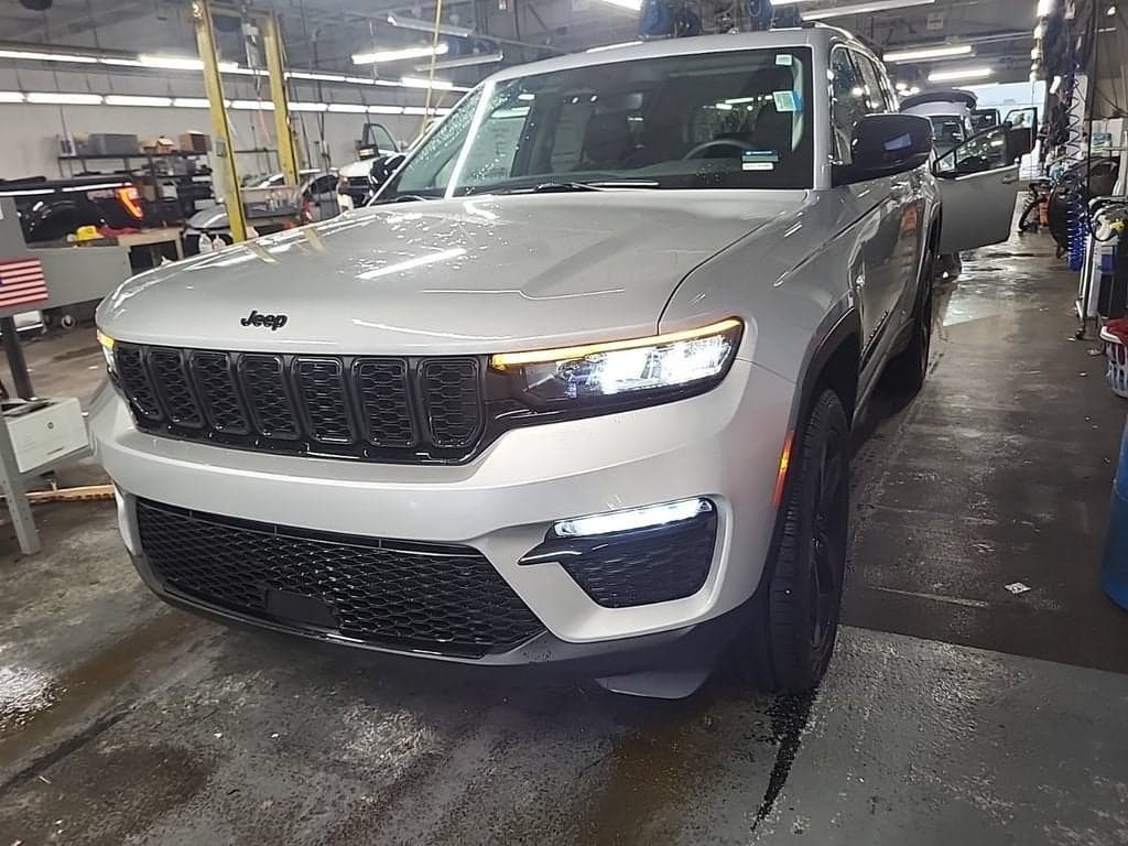 2023 Jeep Grand Cherokee Limited — photo 1 of 9
