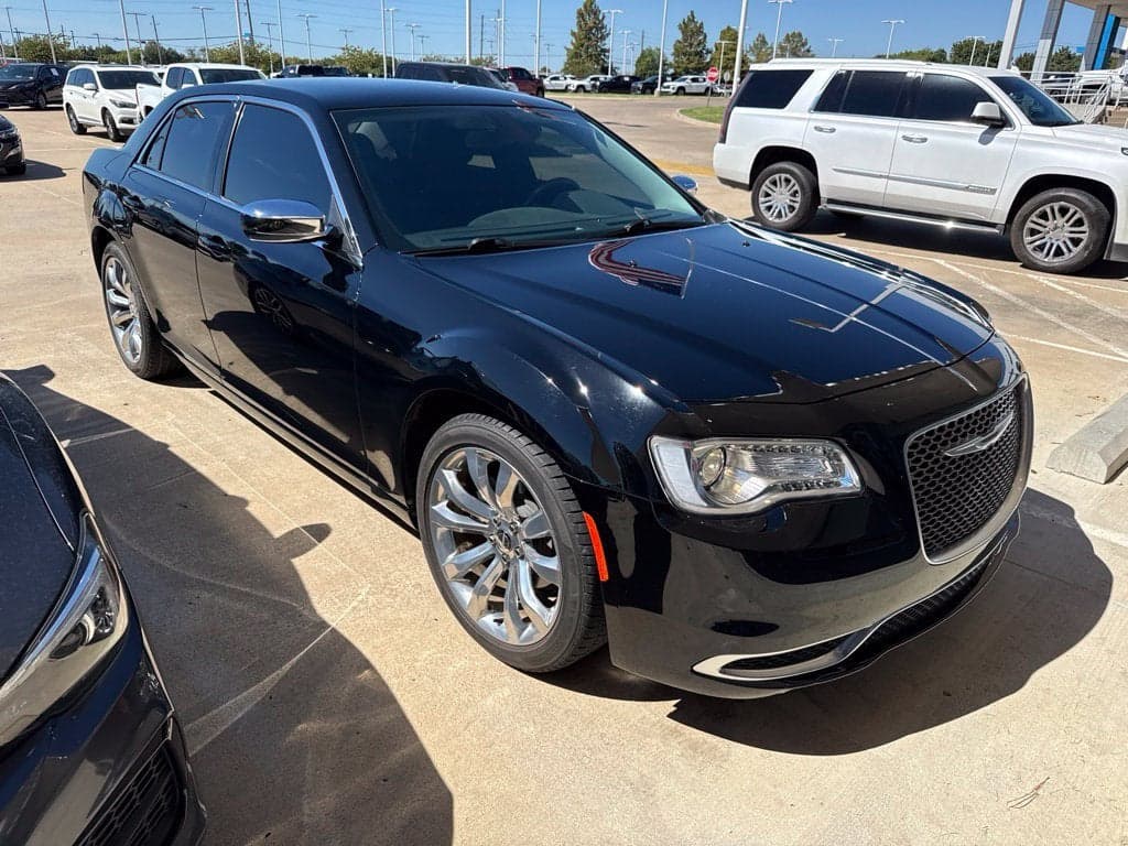 2020 Chrysler 300 Touring — photo 1 of 8