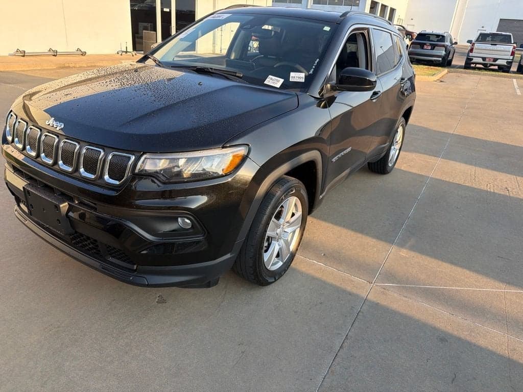 2022 Jeep Compass Latitude — photo 1 of 11