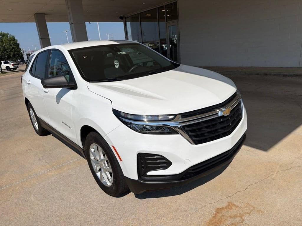 2022 Chevrolet Equinox LS — photo 1 of 8