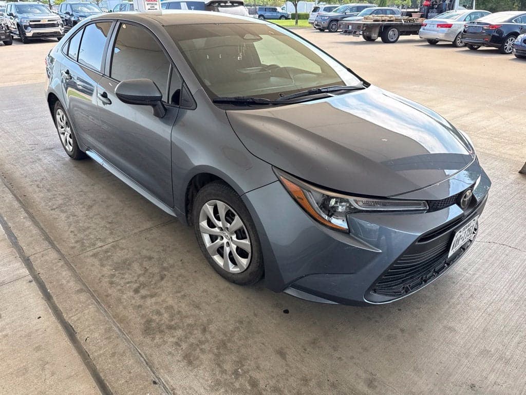 2025 Toyota Corolla LE — photo 1 of 8