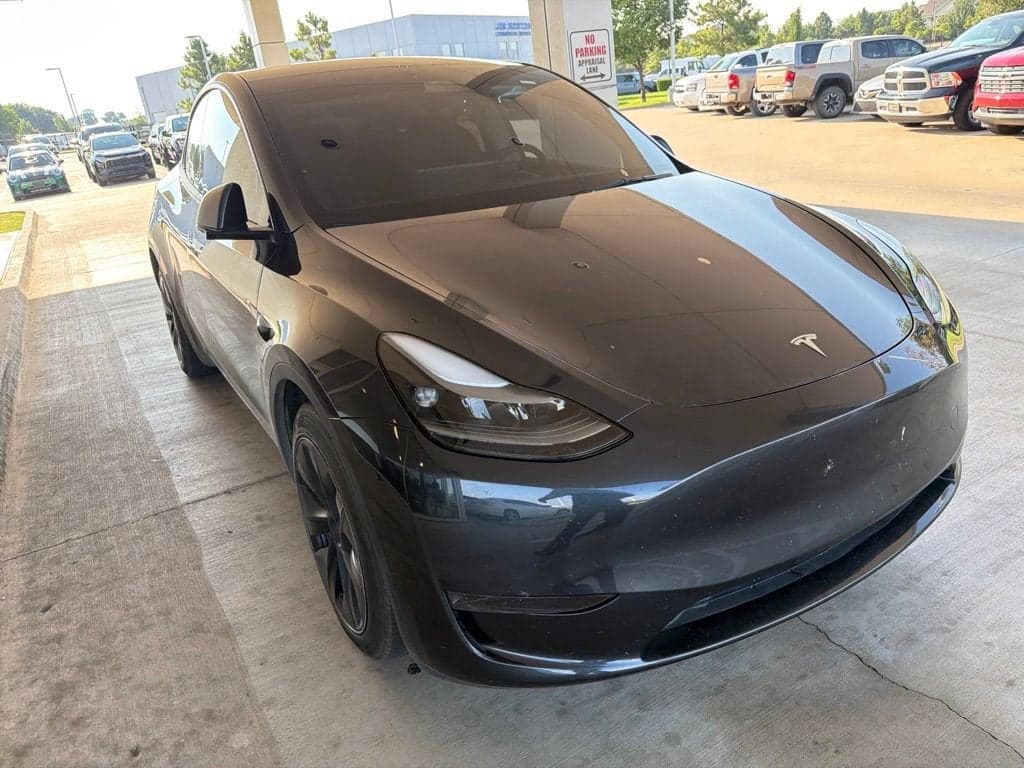 2025 Tesla Model Y Long Range — photo 1 of 6