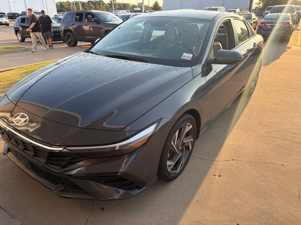 2025 Hyundai Elantra Limited — photo 1 of 11