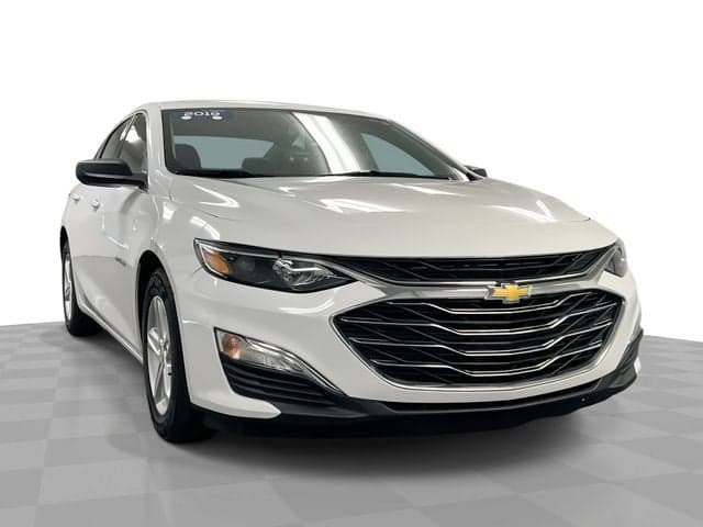 2019 Chevrolet Malibu LS — photo 1 of 32