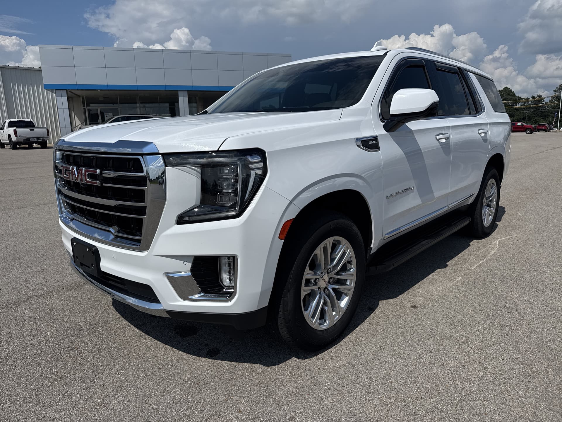 2023 GMC Yukon SLT — photo 1 of 5