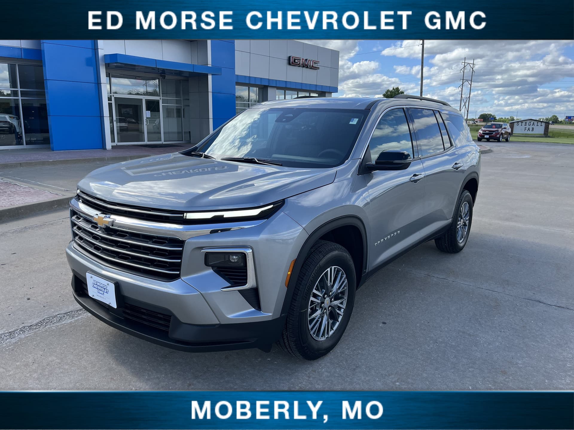 2025 Chevrolet Traverse FWD LT — photo 1 of 19