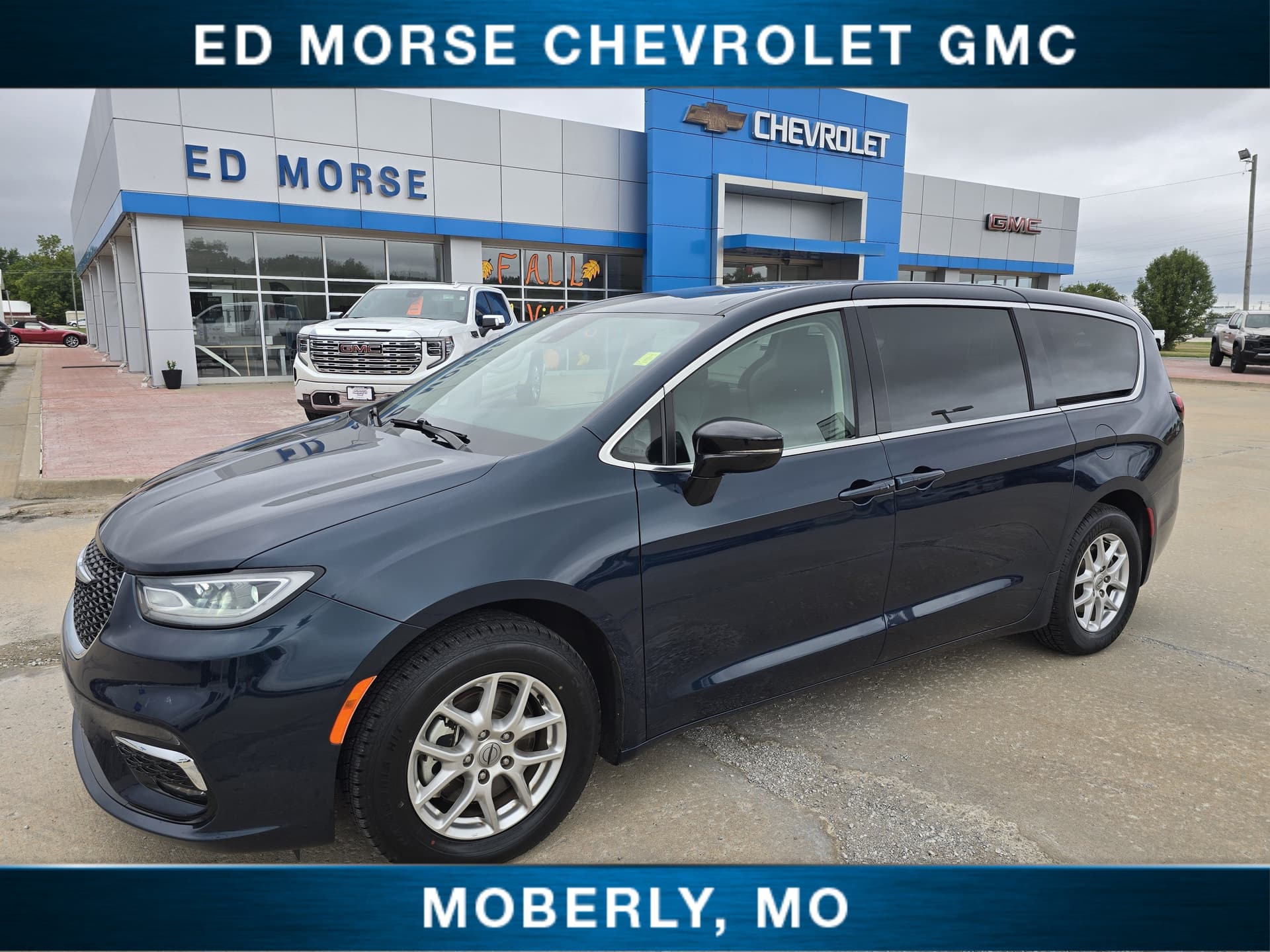 2024 Chrysler Pacifica Touring L — photo 1 of 55