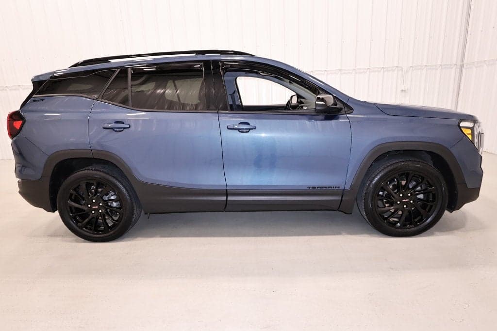 2024 GMC Terrain SLT — photo 1 of 5