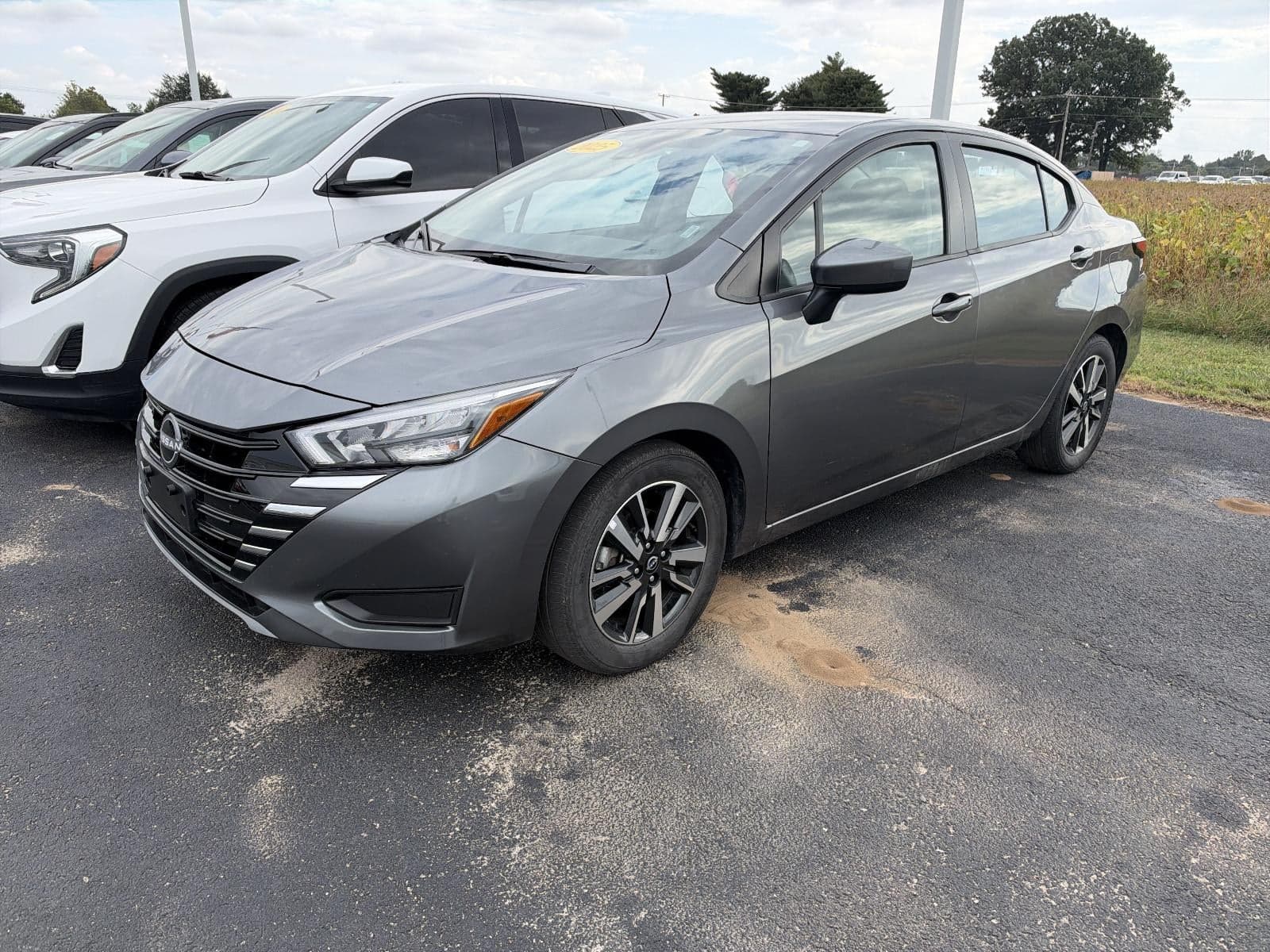 2025 Nissan Versa SV — photo 1 of 5