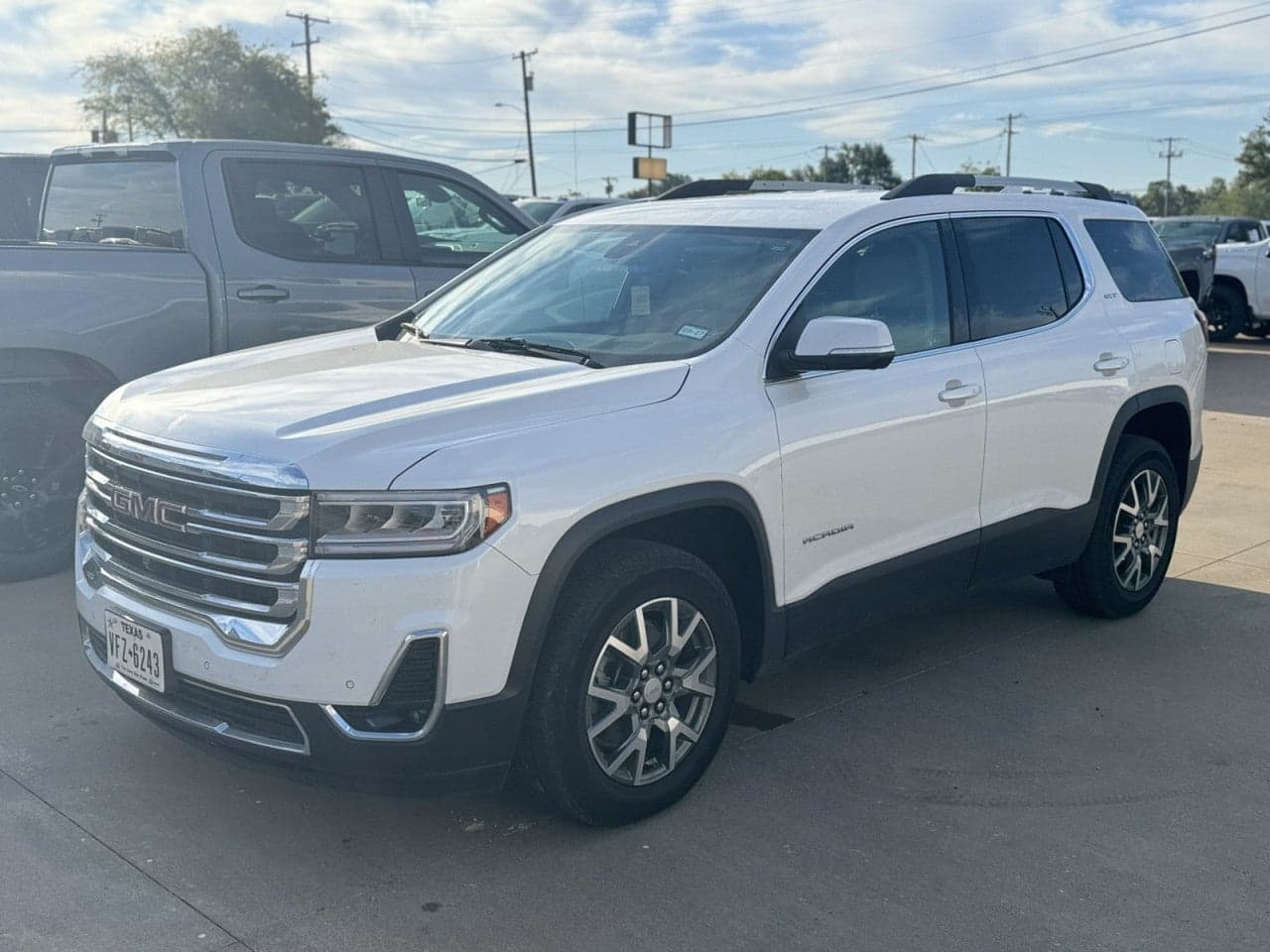2022 GMC Acadia SLT — photo 1 of 5