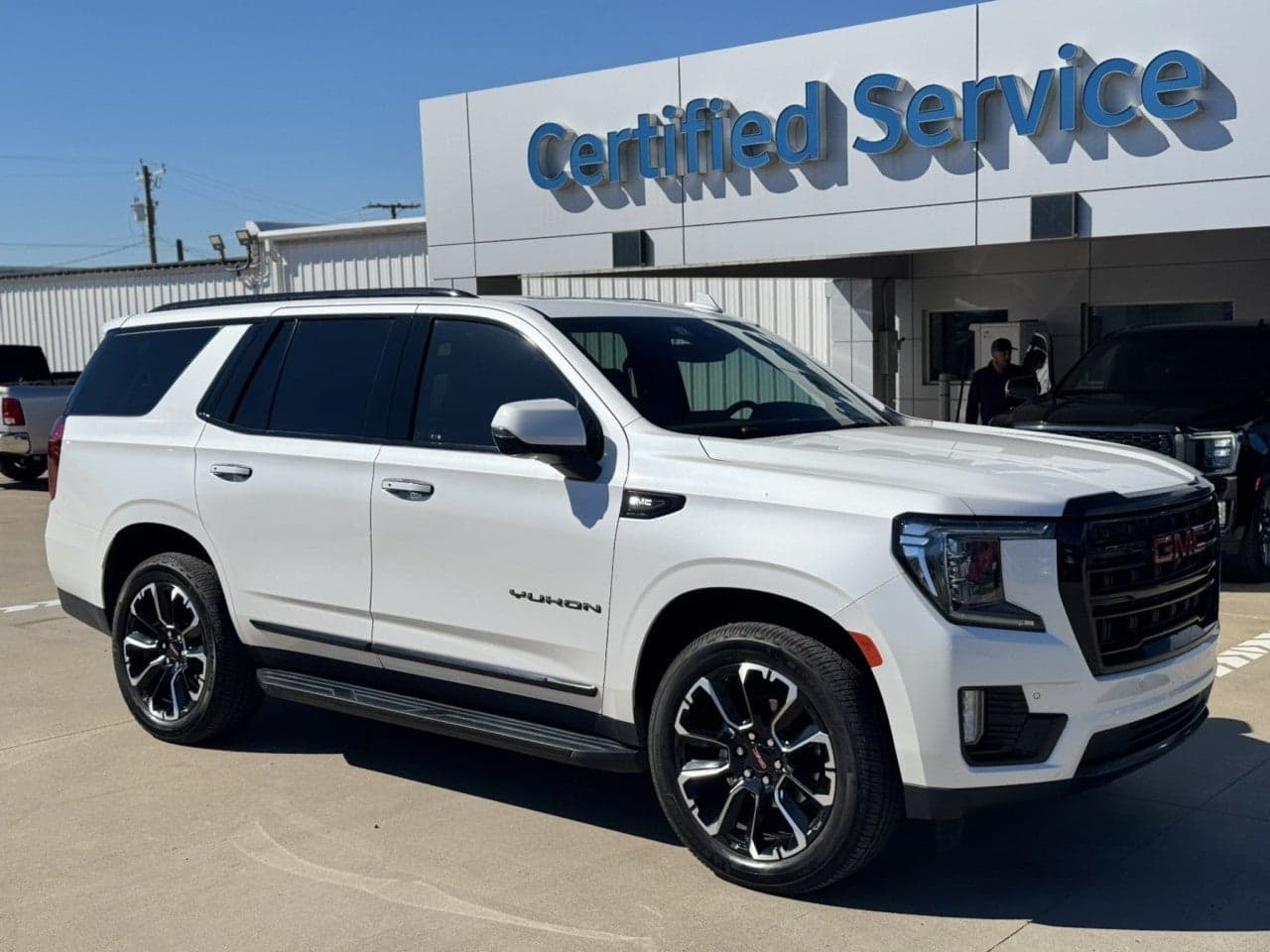 2023 GMC Yukon SLT — photo 1 of 5