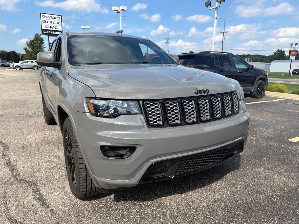 2020 Jeep Grand Cherokee Altitude — photo 1 of 19