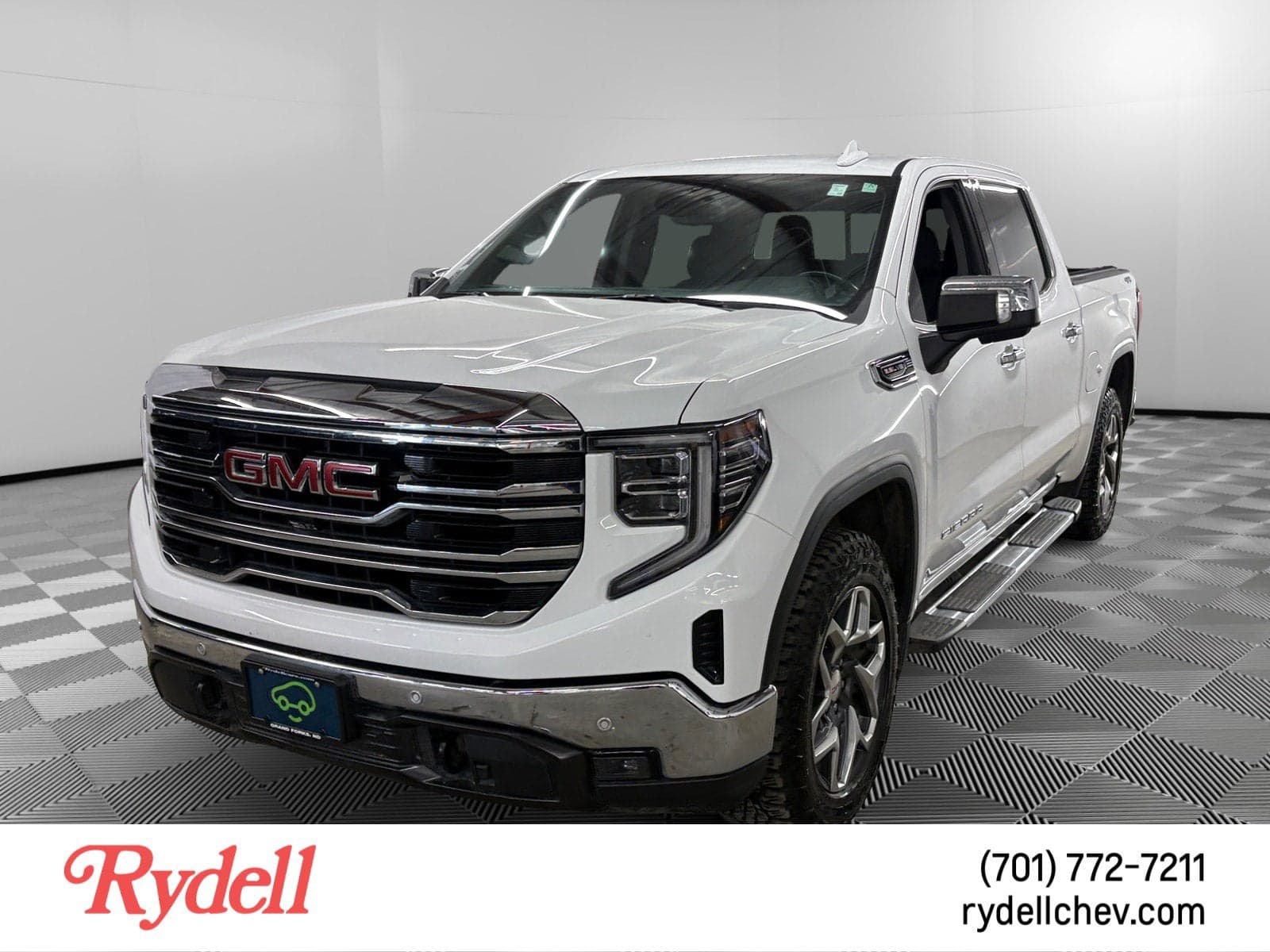 2023 GMC Sierra 1500 SLT — photo 1 of 5