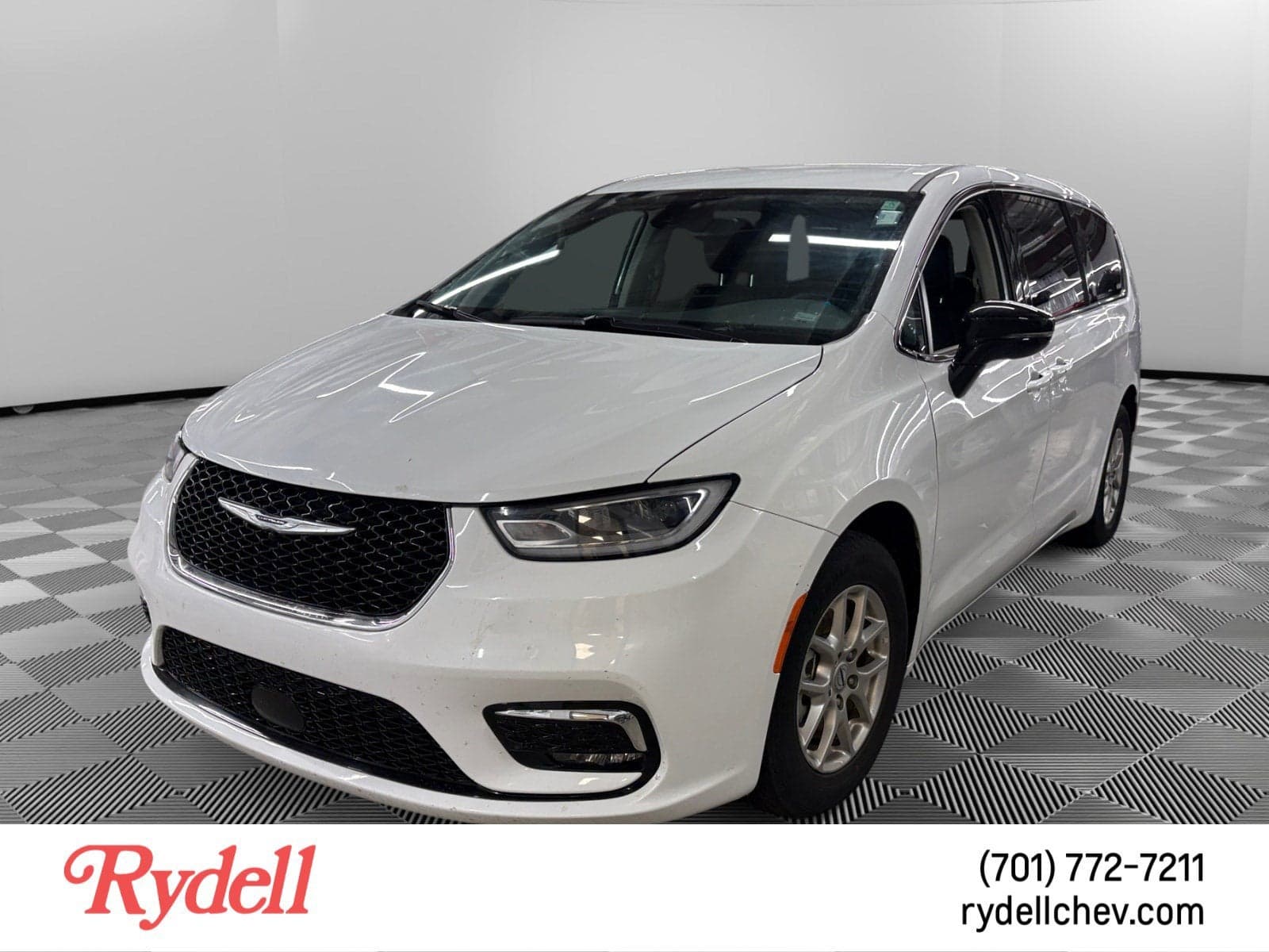 2024 Chrysler Pacifica Touring L — photo 1 of 5