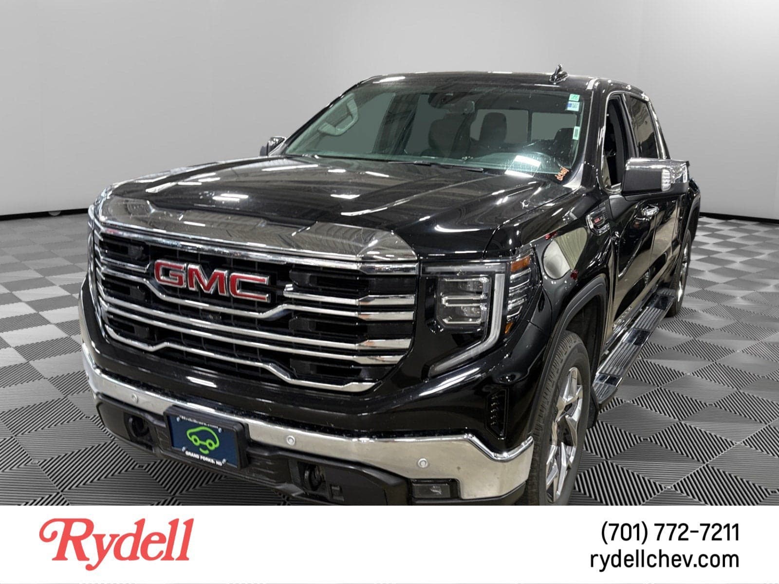 2023 GMC Sierra 1500 SLT — photo 1 of 6