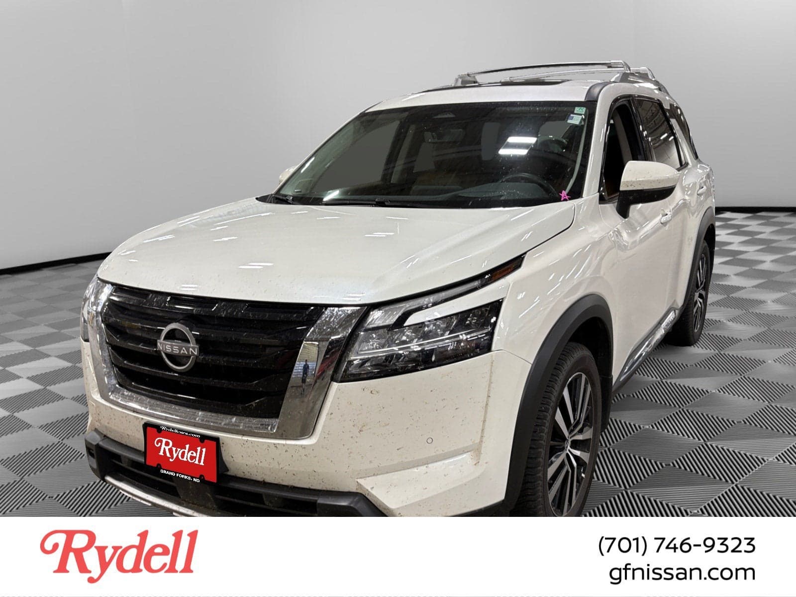 2024 Nissan Pathfinder Platinum — photo 1 of 6