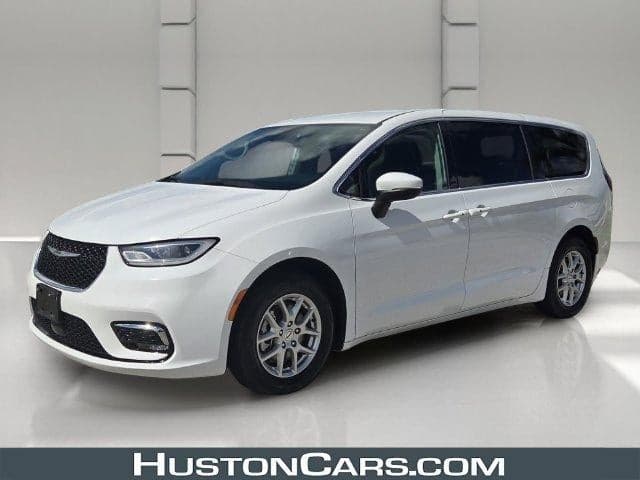 2023 Chrysler Pacifica Touring L — photo 1 of 5