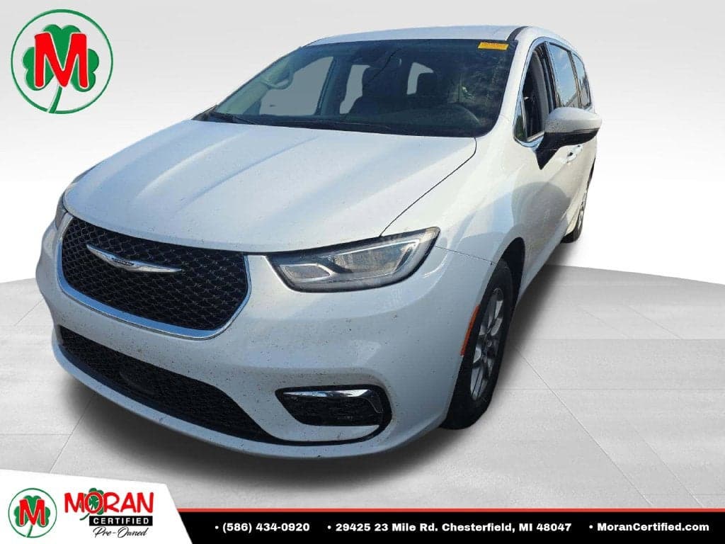 2023 Chrysler Pacifica Touring L — photo 1 of 5