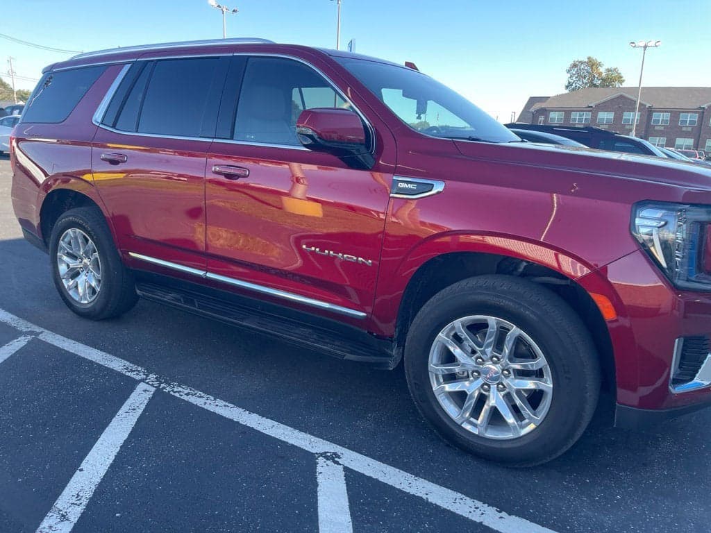 2023 GMC Yukon SLT — photo 1 of 3