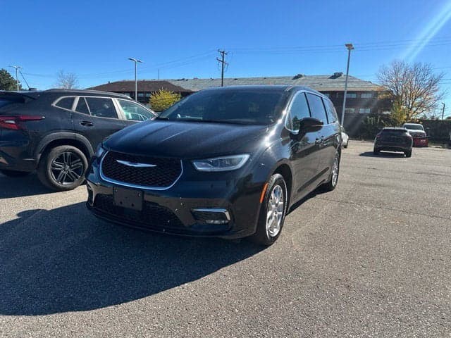 2025 Chrysler Pacifica Select — photo 1 of 5