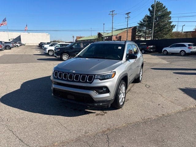 2023 Jeep Compass Latitude Lux — photo 1 of 5