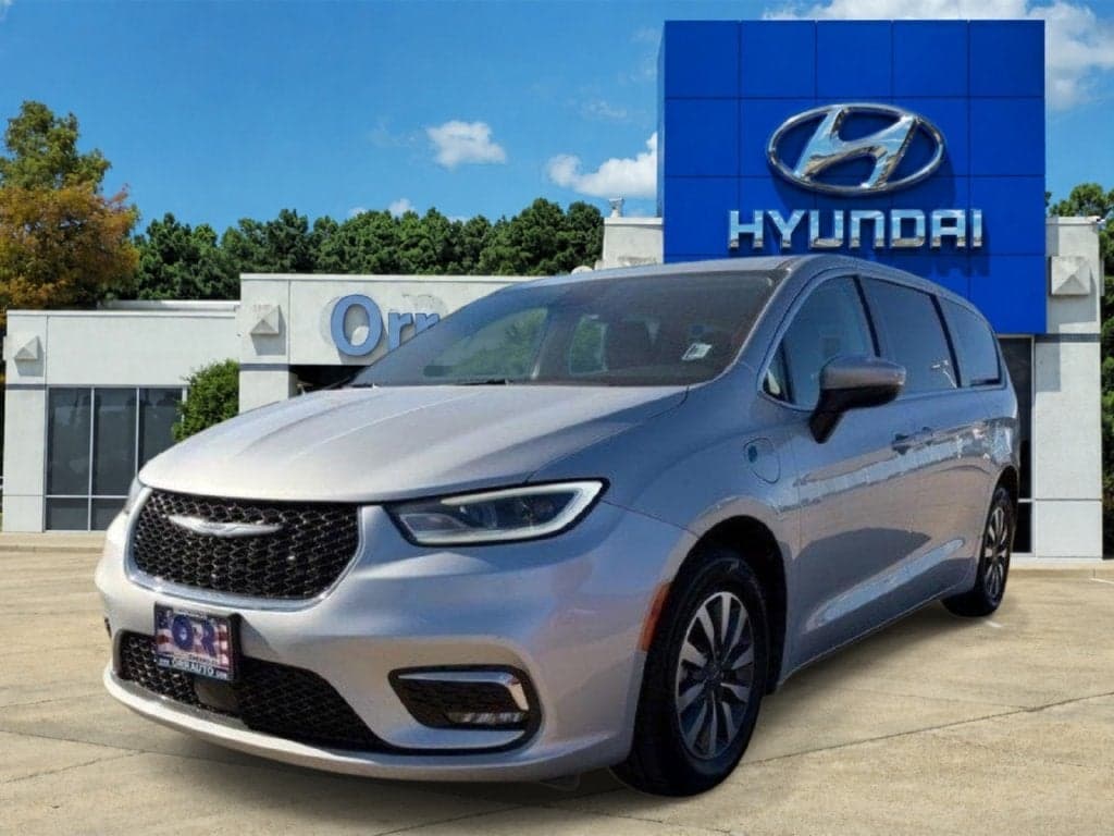 2023 Chrysler Pacifica Hybrid Touring L — photo 1 of 27