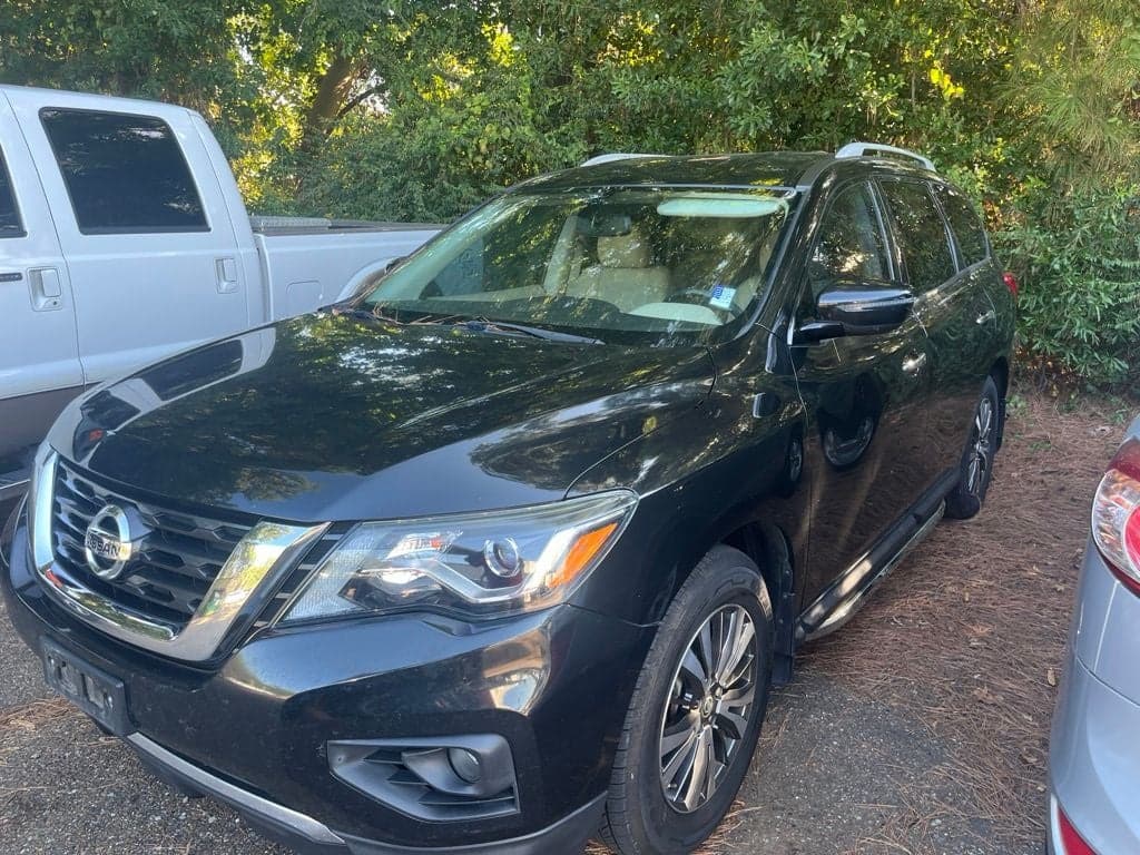 2018 Nissan Pathfinder SV — photo 1 of 6