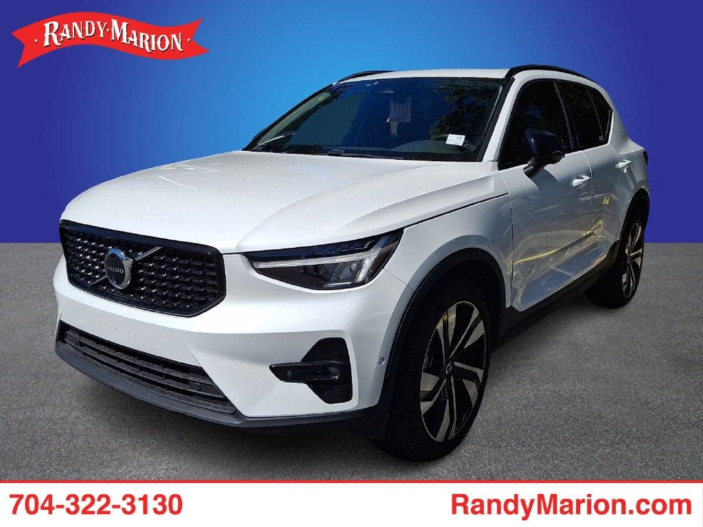 2024 Volvo XC40 Base — photo 1 of 10