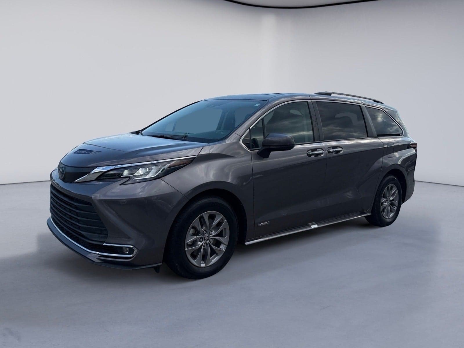 2021 Toyota Sienna XLE — photo 1 of 5