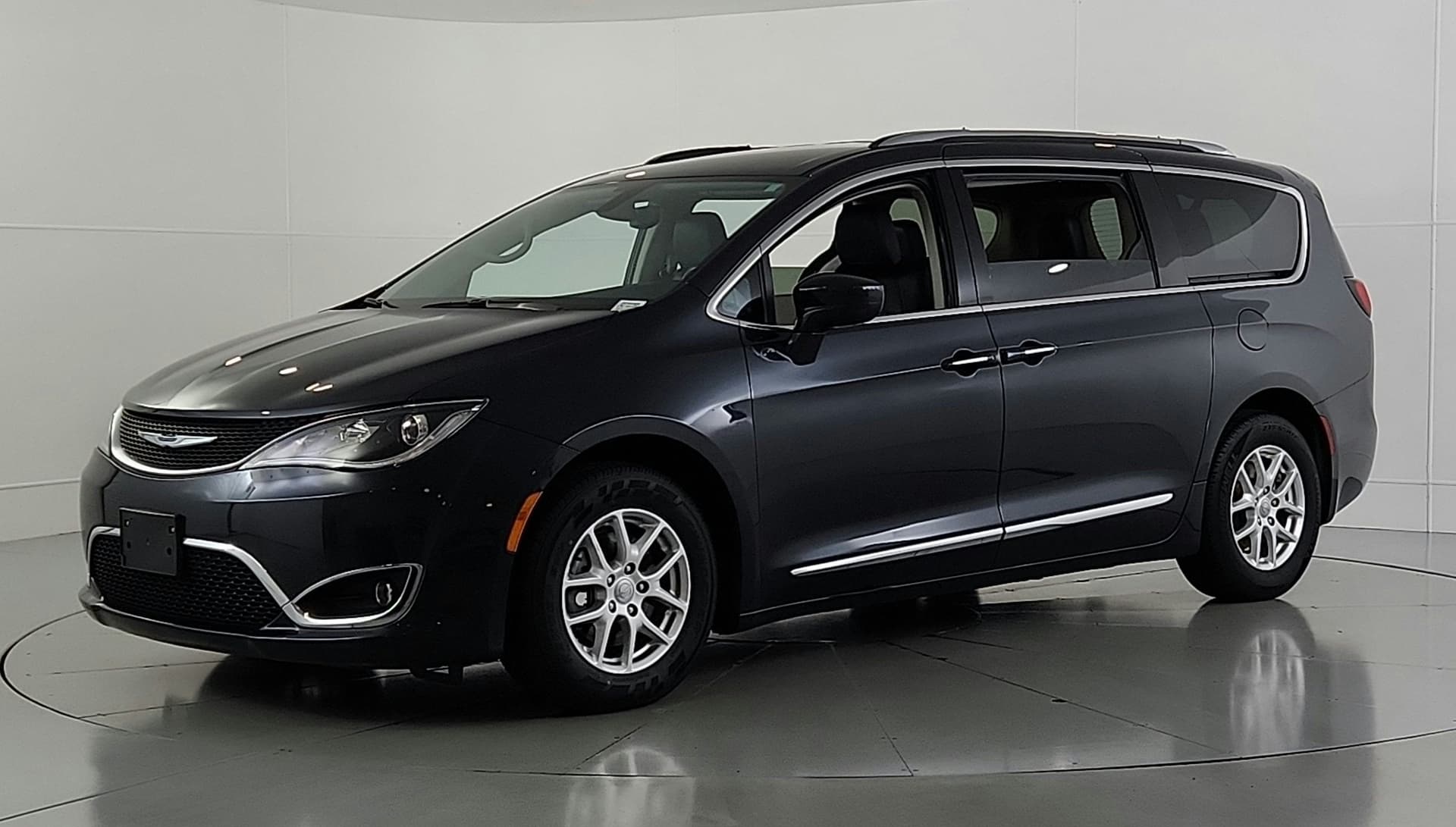 2020 Chrysler Pacifica Touring L — photo 1 of 54