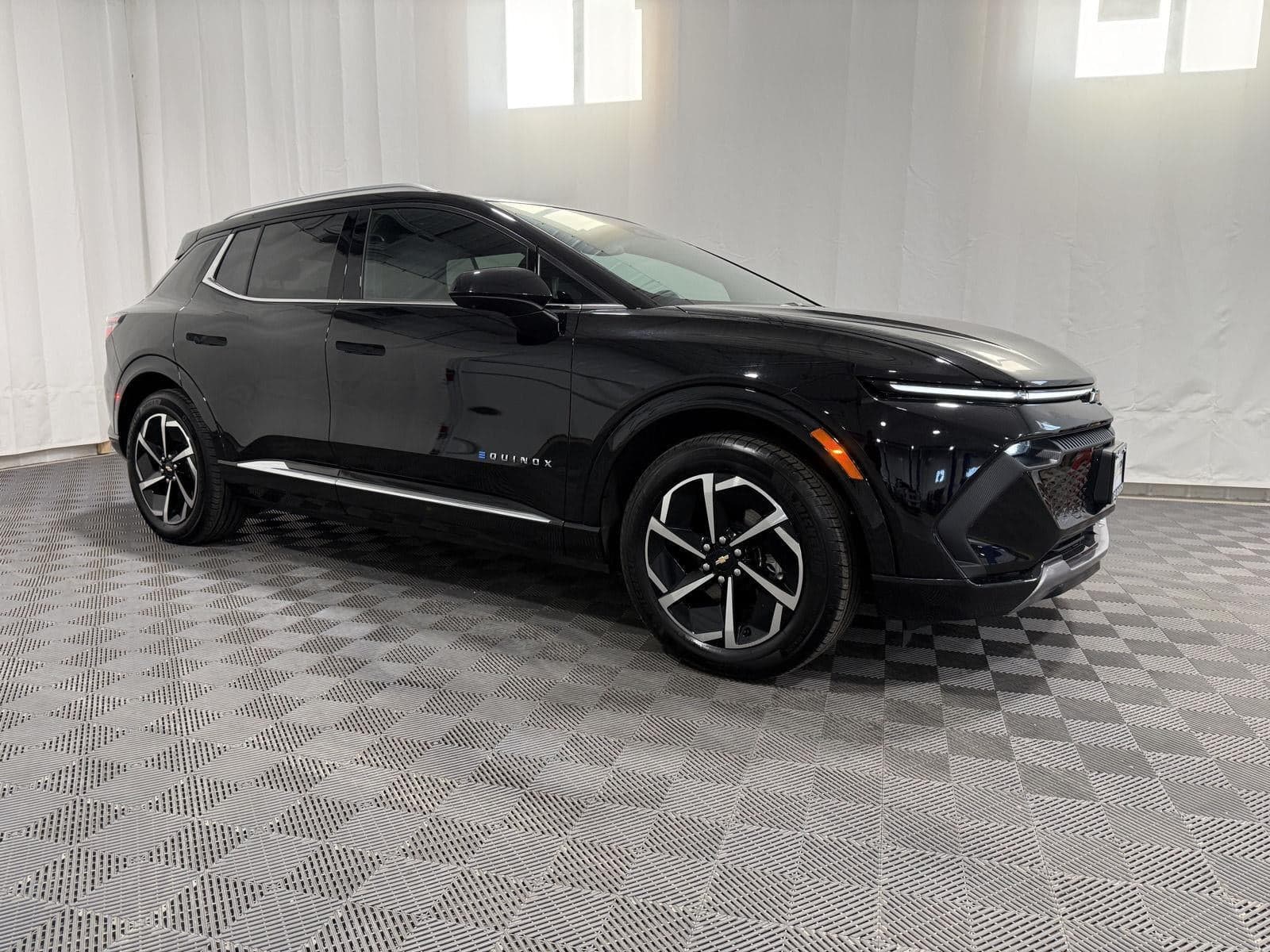 2024 Chevrolet Equinox EV LT — photo 1 of 5