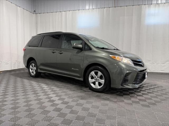 2020 Toyota Sienna LE — photo 1 of 5
