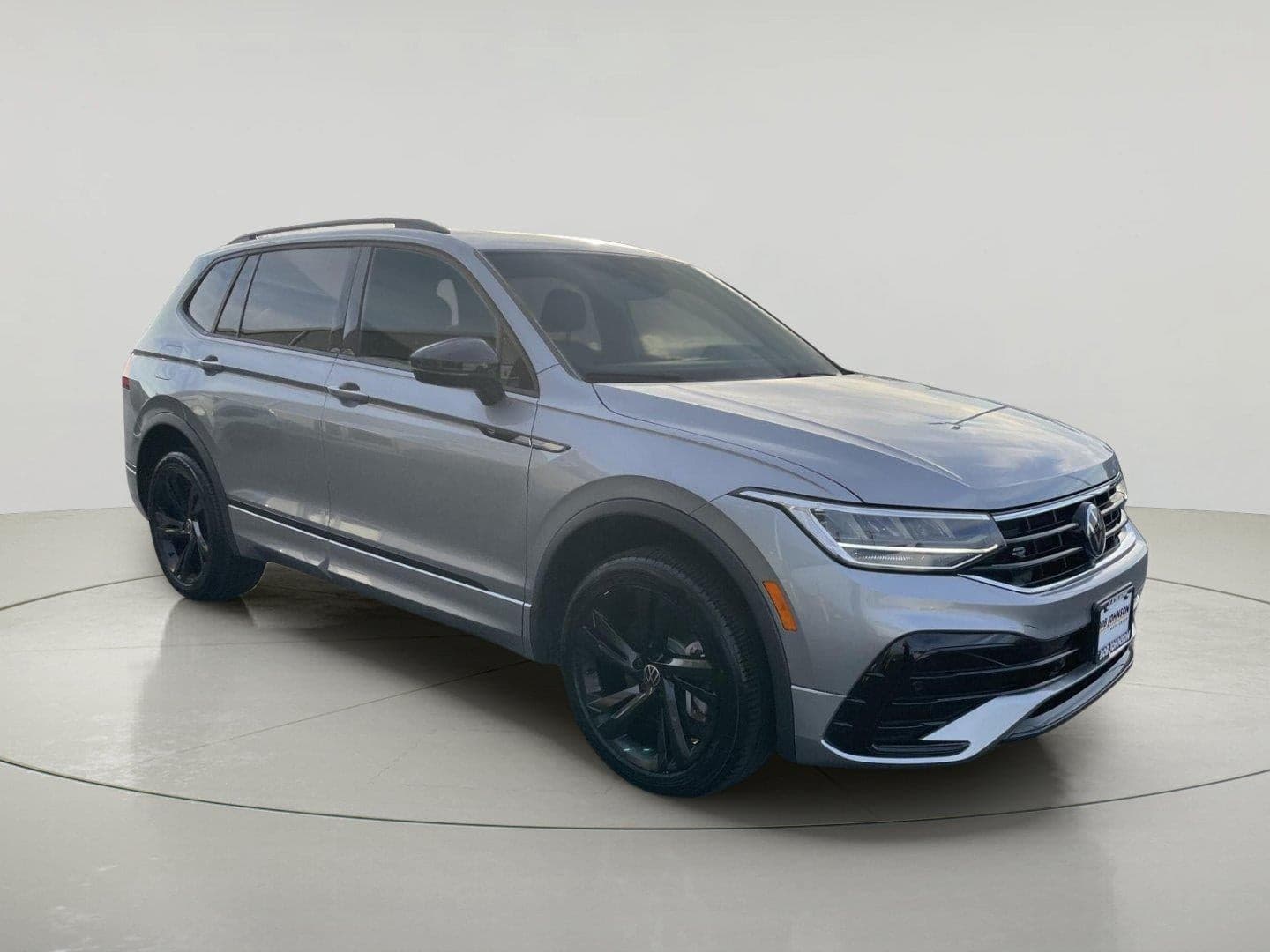 2024 Volkswagen Tiguan SE R-Line Black — photo 1 of 5