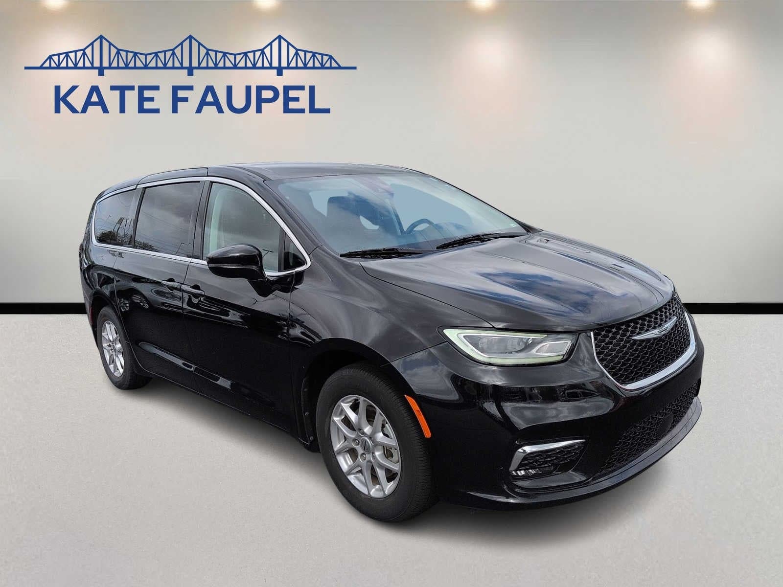 2024 Chrysler Pacifica Touring L — photo 1 of 20