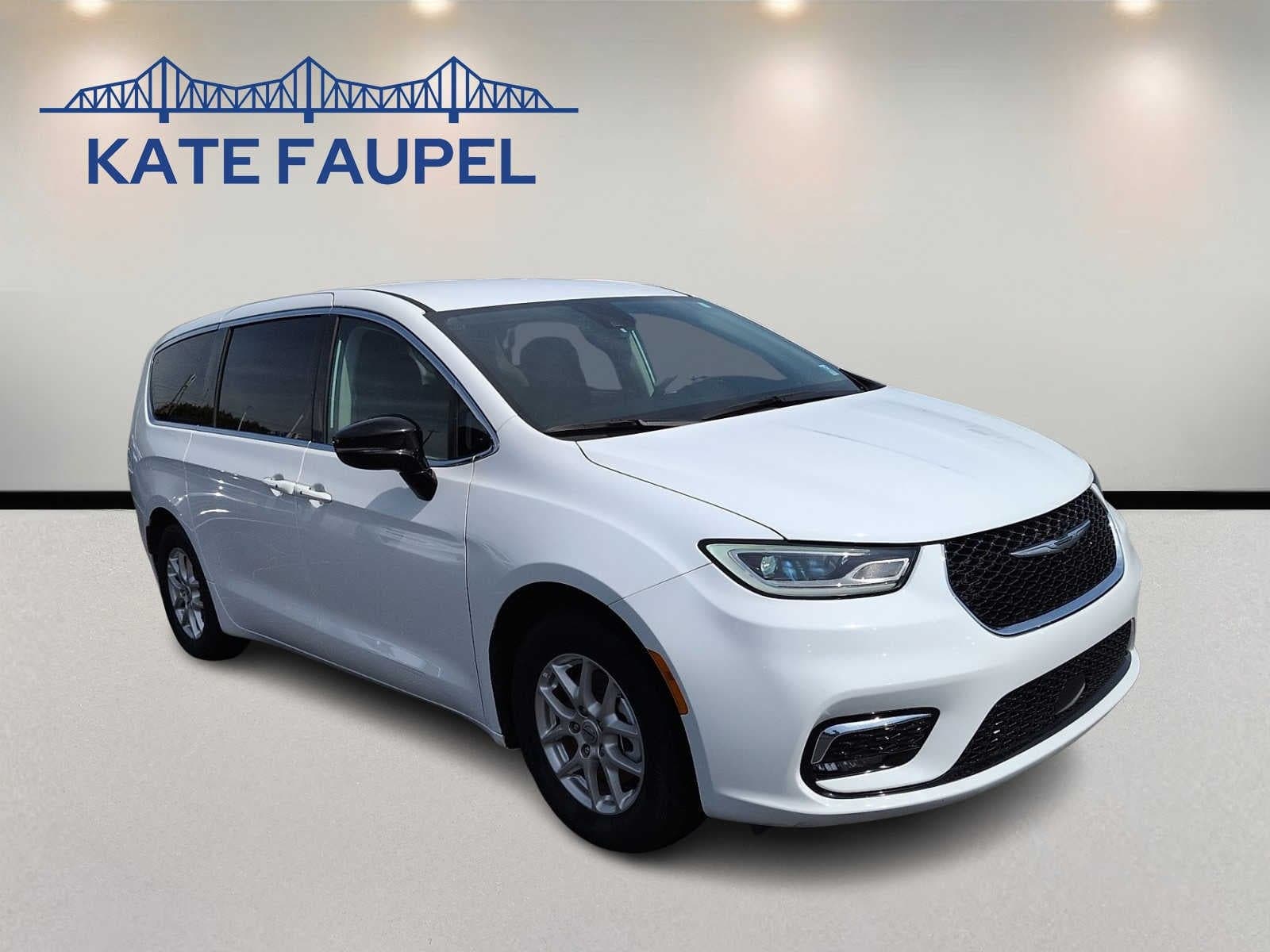 2024 Chrysler Pacifica Touring L — photo 1 of 20