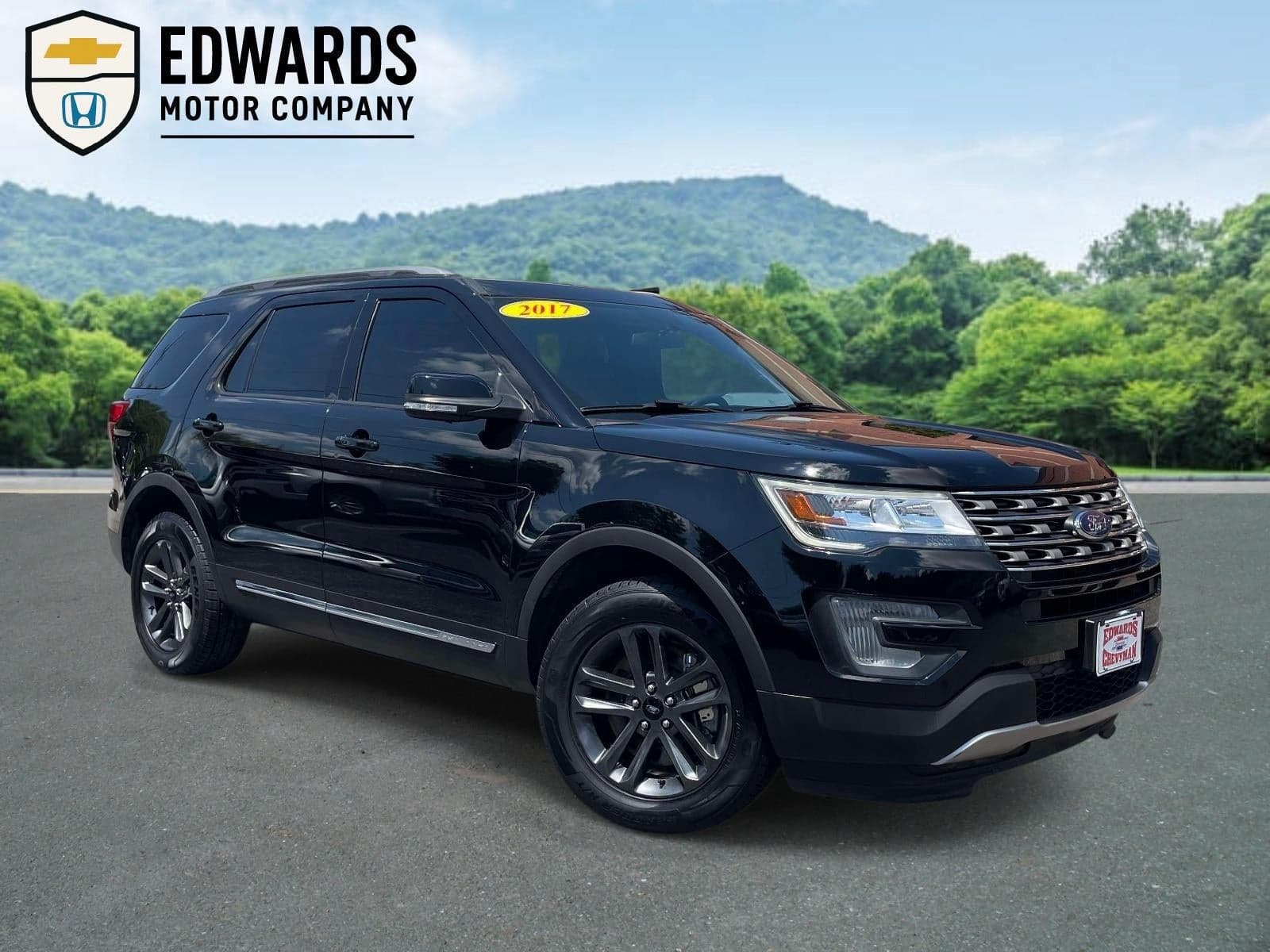 2017 Ford Explorer XLT — photo 1 of 30