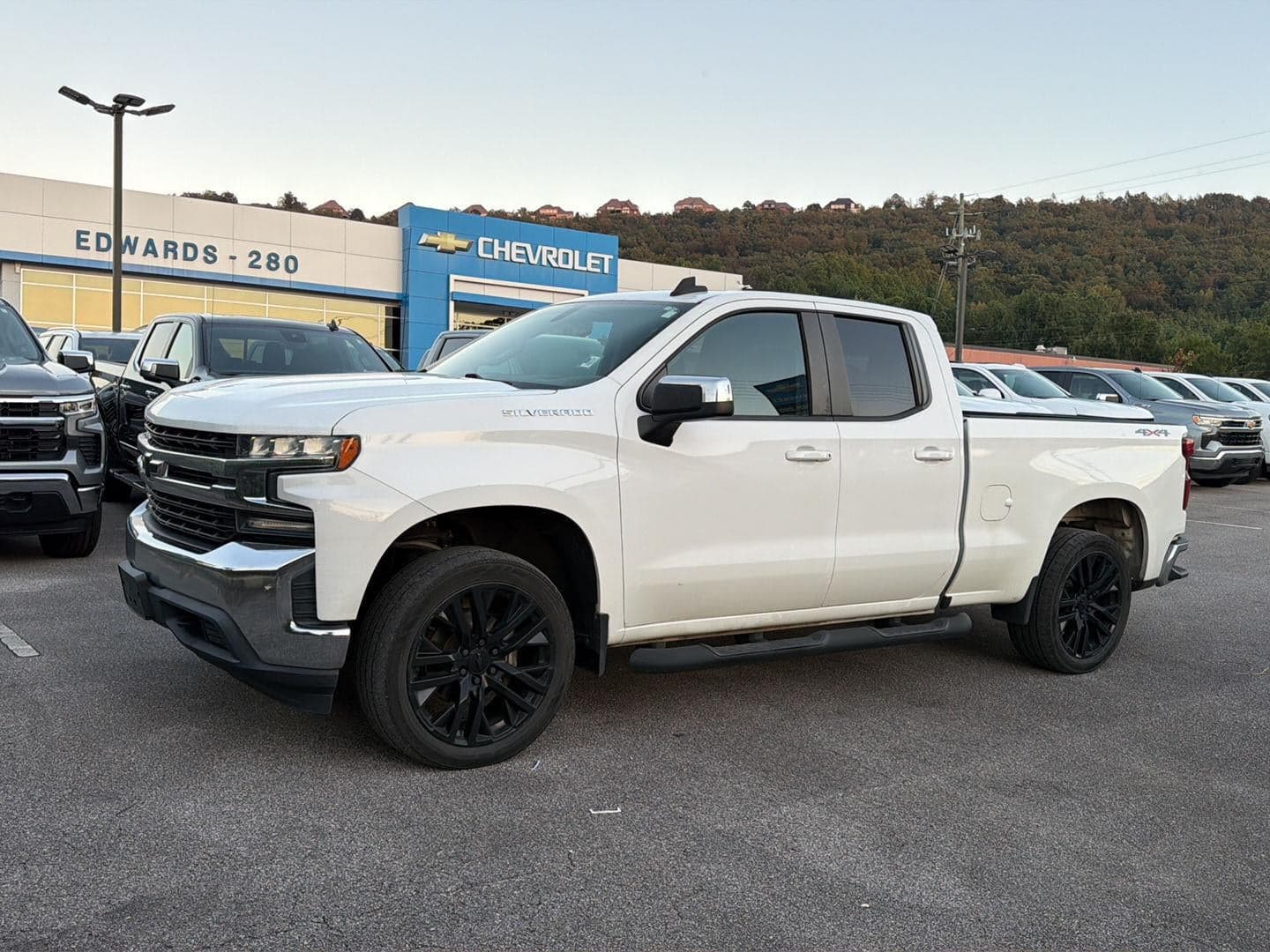 2020 Chevrolet Silverado 1500 LT — photo 1 of 5