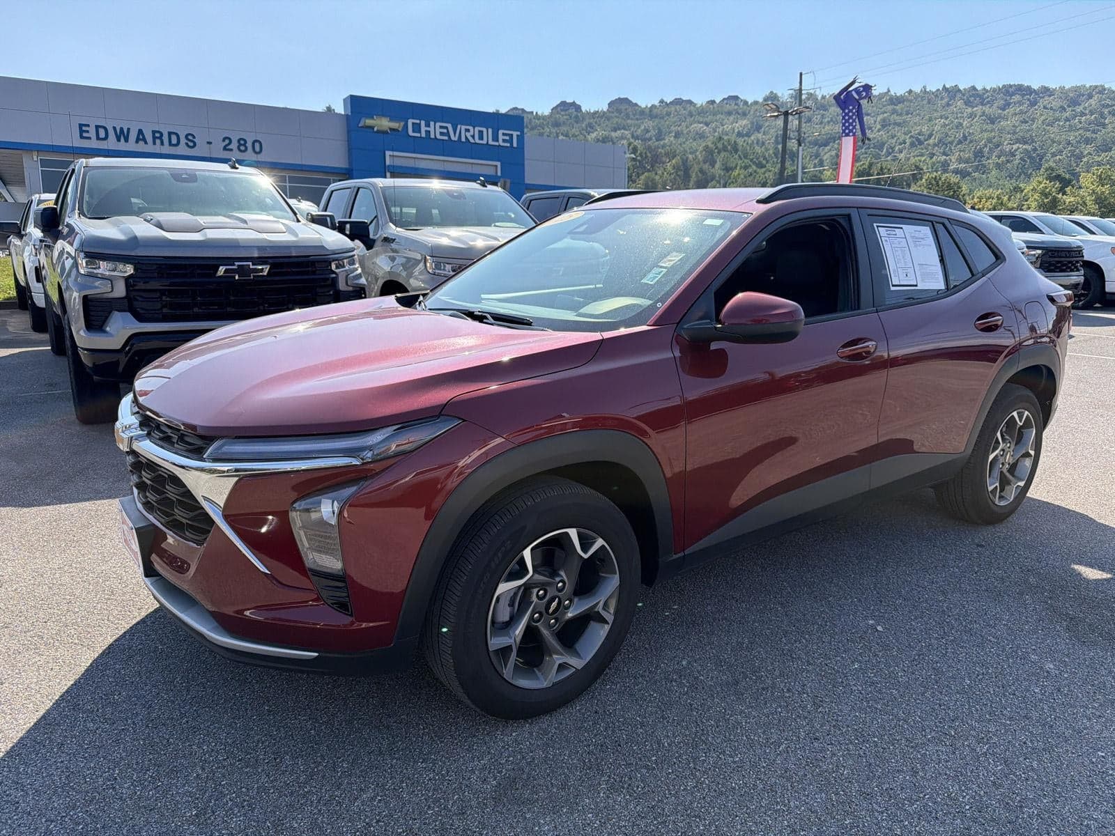 2025 Chevrolet Trax LT — photo 1 of 25