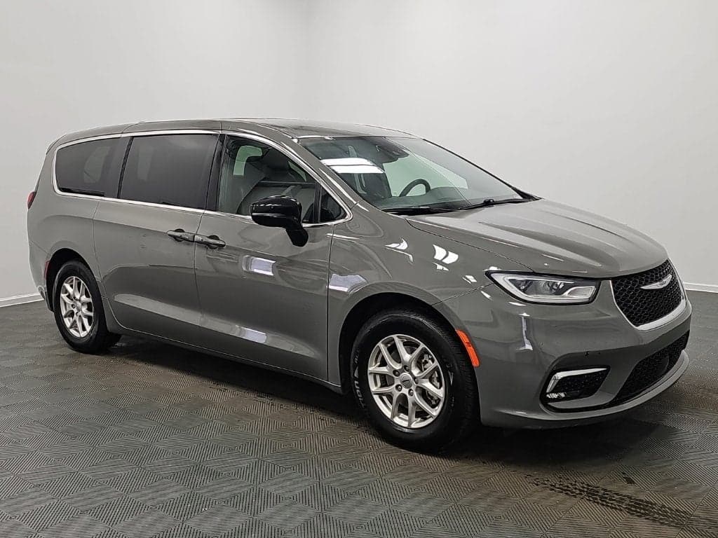 2025 Chrysler Pacifica Select — photo 1 of 5