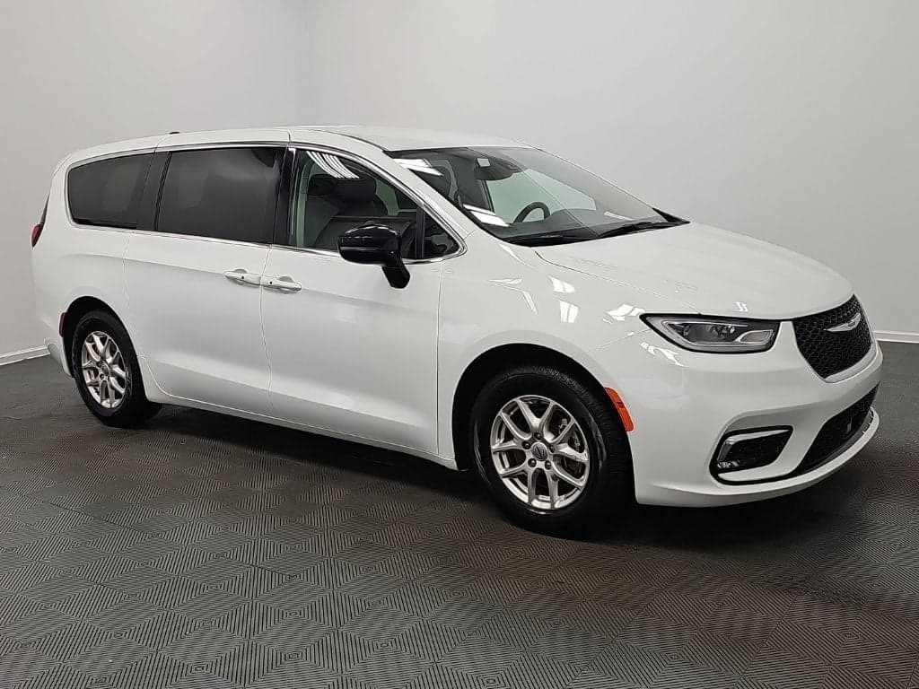 2024 Chrysler Pacifica Touring L — photo 1 of 20
