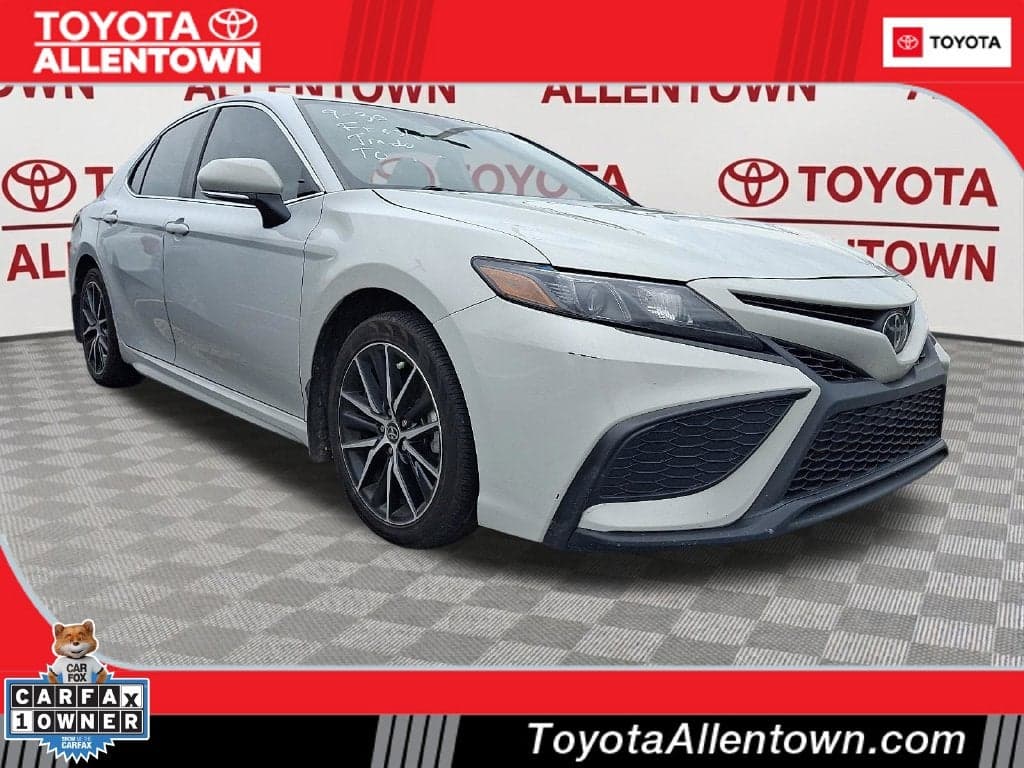 2024 Toyota Camry SE — photo 1 of 33