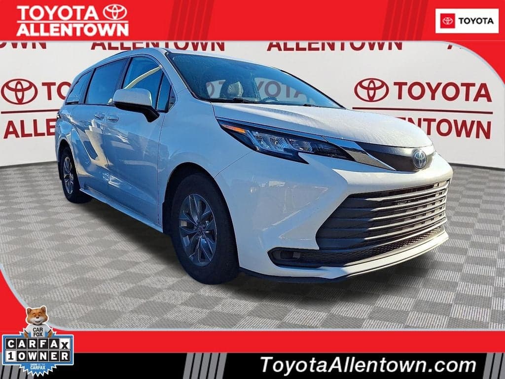 2022 Toyota Sienna LE — photo 1 of 11