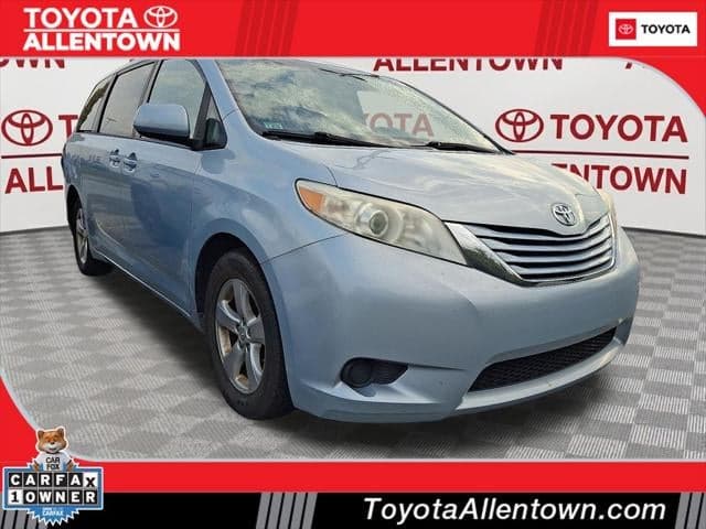 2016 Toyota Sienna LE — photo 1 of 5