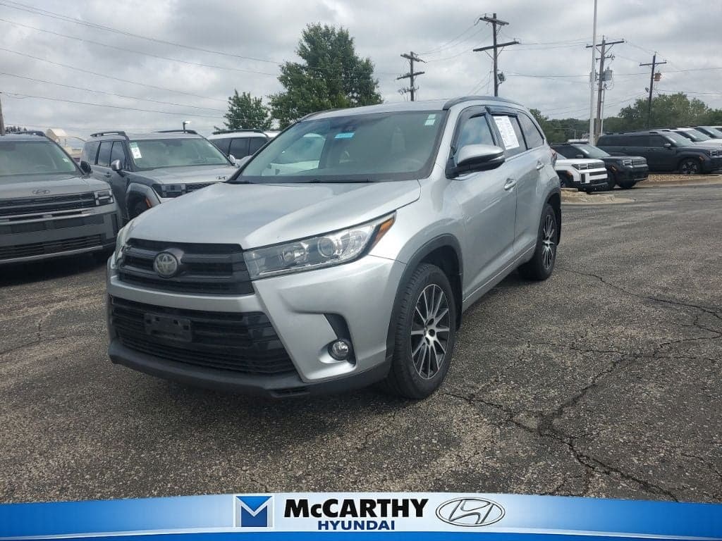 2017 Toyota Highlander SE — photo 1 of 18